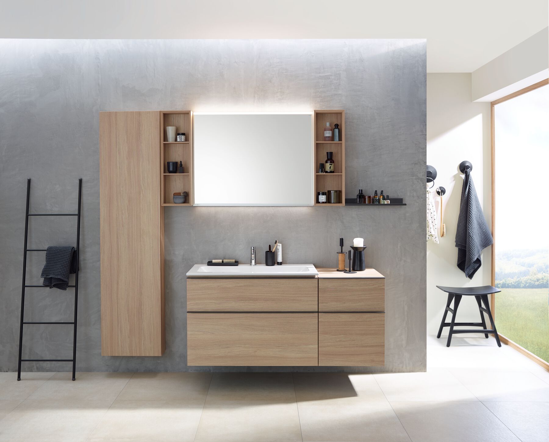 Modernes Badezimmer mit hellem Holz, schlichtem Design und minimalen Details.