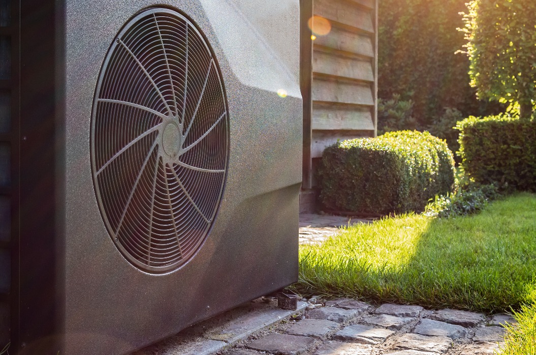 Luftwärmepumpe in der Nähe des Poolhauses im Freien.