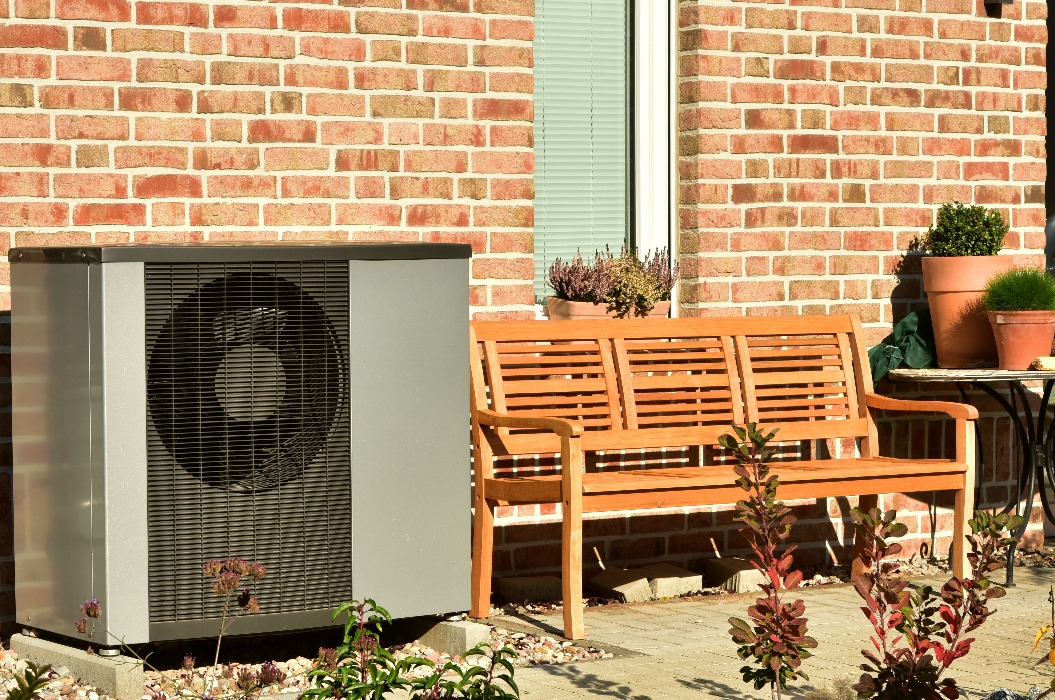 Wärmepumpe, Klimaanlage, Luftwärmepumpe vor einem Wohnhaus