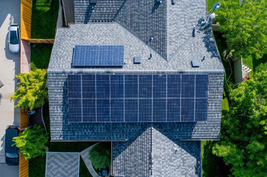 Solarpanel auf Hausdach. Solarenergie im Einfamilienhaus